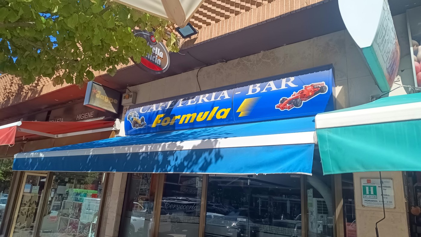 Fachada del Bar Fórmula 1 con su rótulo azul y amarillo